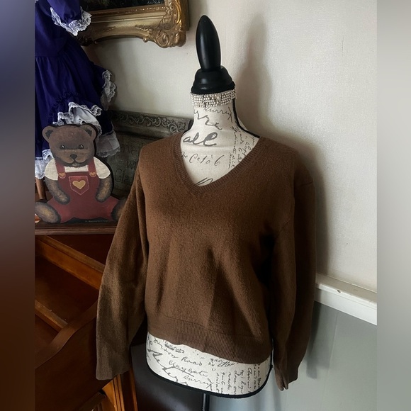 Womens Baby Alpaca Link
Stitch V-Neck Sweater in Camel
Size M 228.00 - Picture 2 of 6